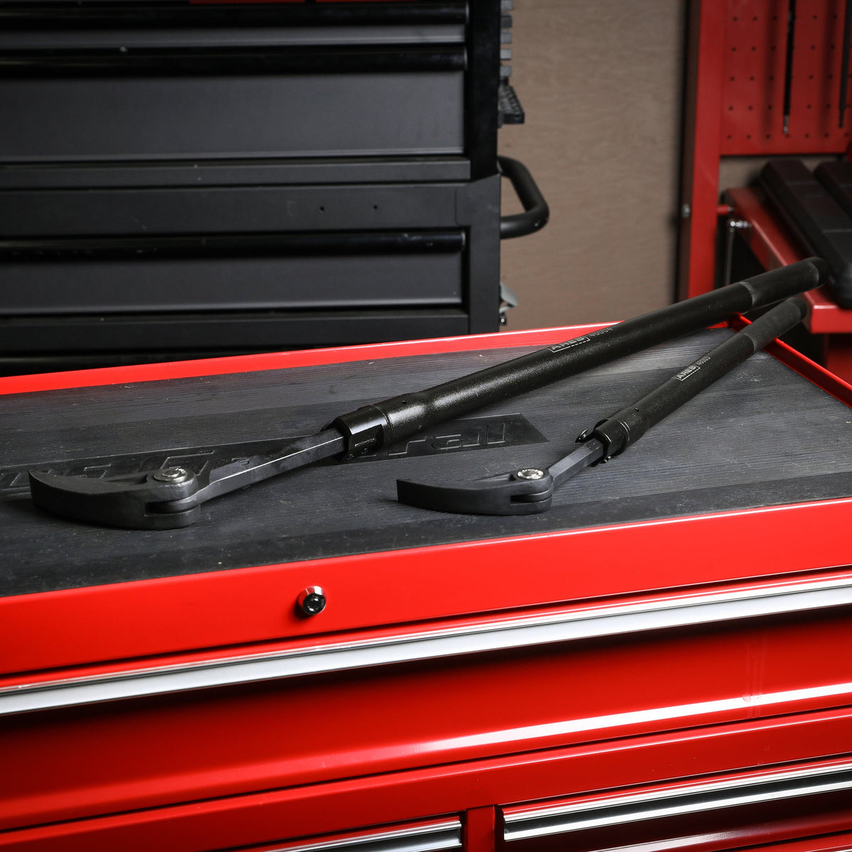 ARES 46004 - 29-Inch to 48-Inch Extendable Indexing Pry Bar