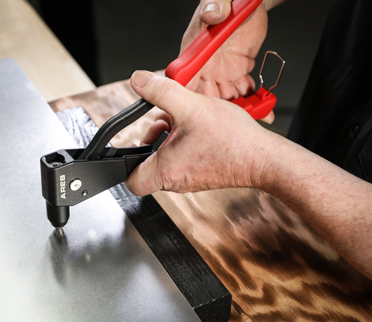 ARES 70017 - Rivet Gun With 60 Rivets
