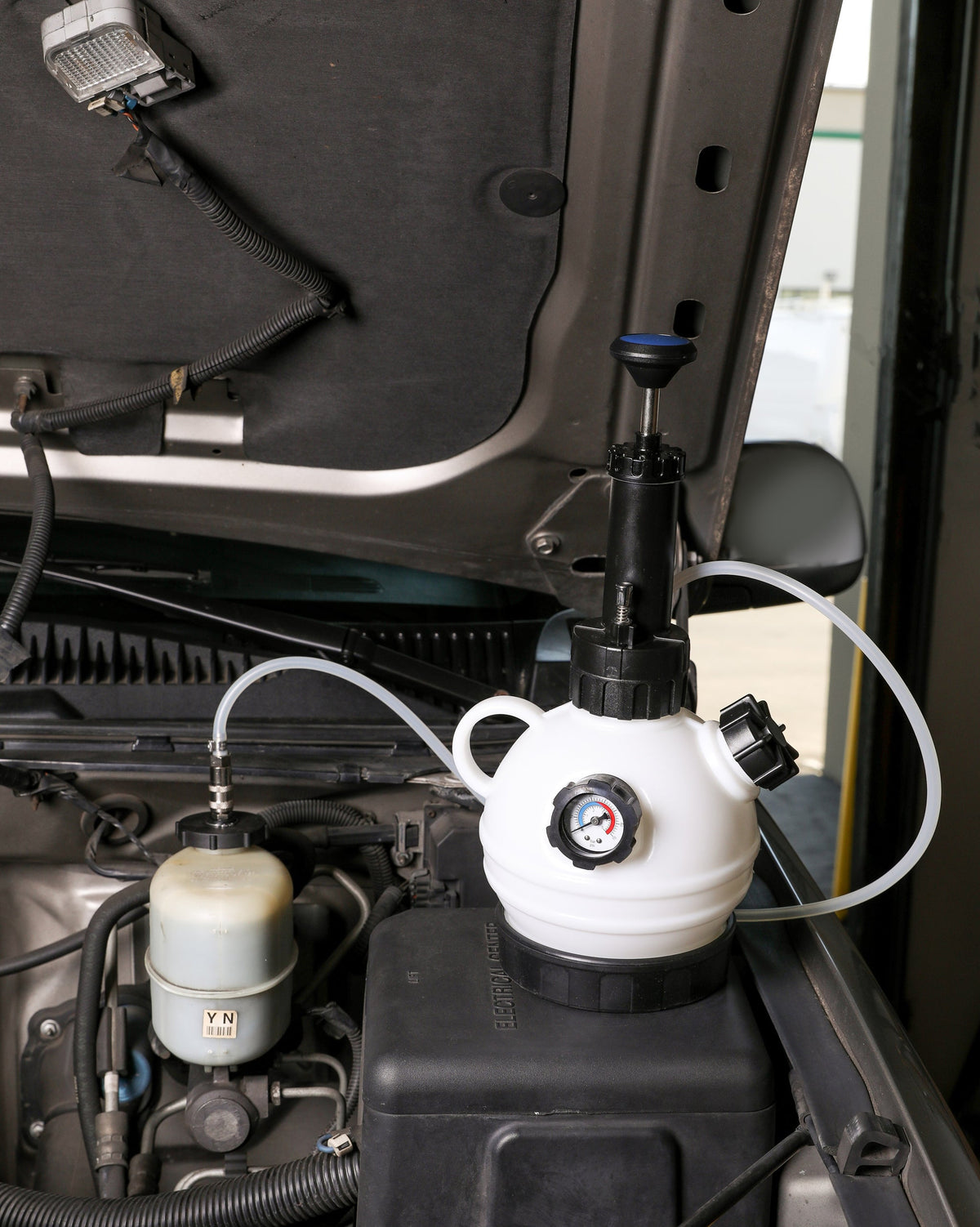 ARES 70921 - 2L Manual Brake Fluid Pressure Bleeder